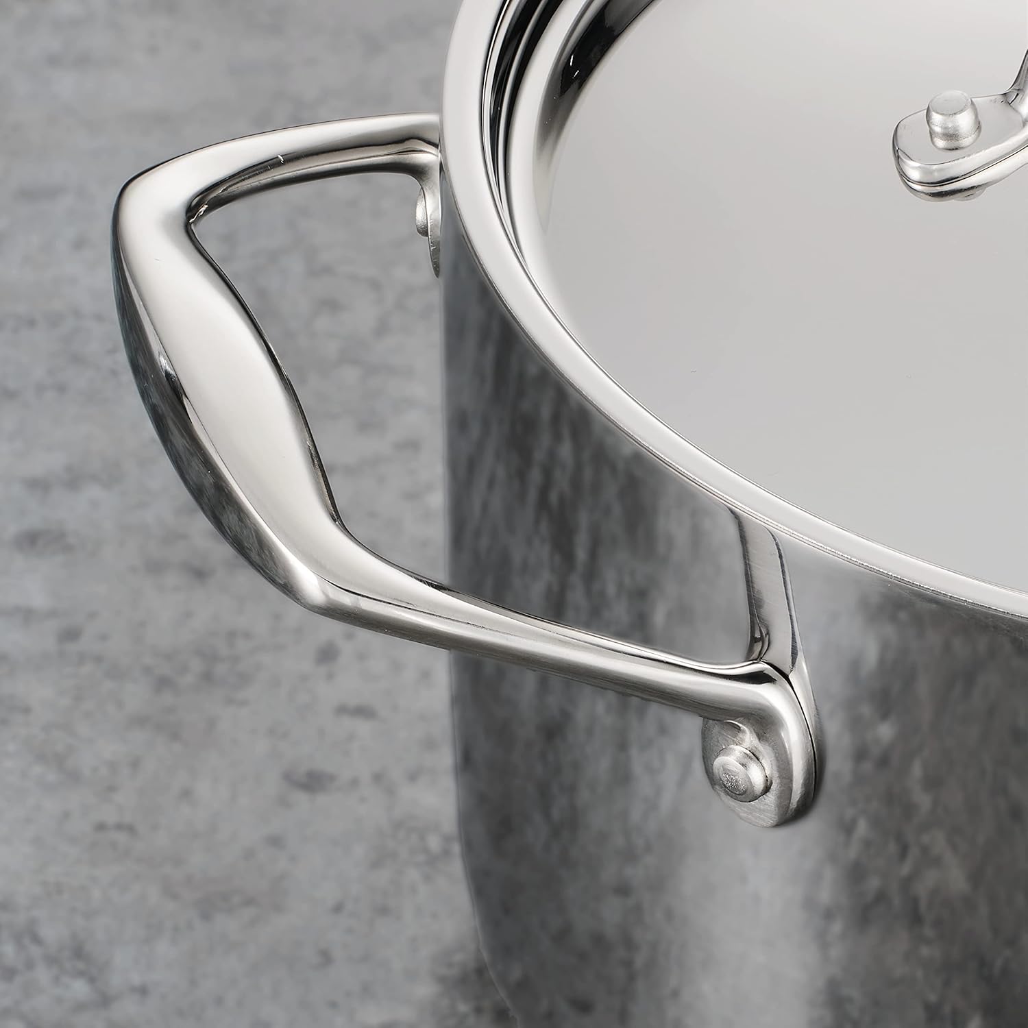 Durable stainless steel saucepan with lid