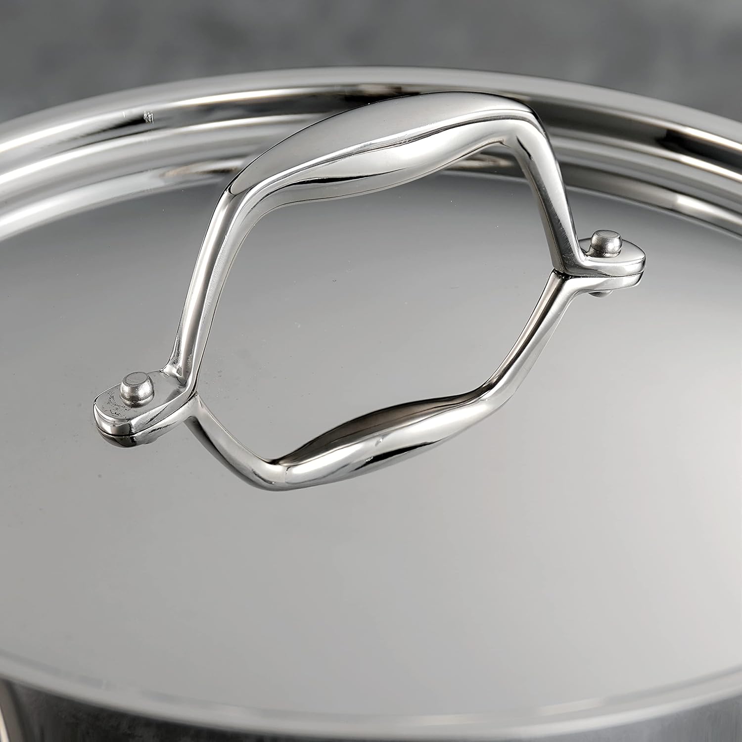 Durable stainless steel saucepan with lid