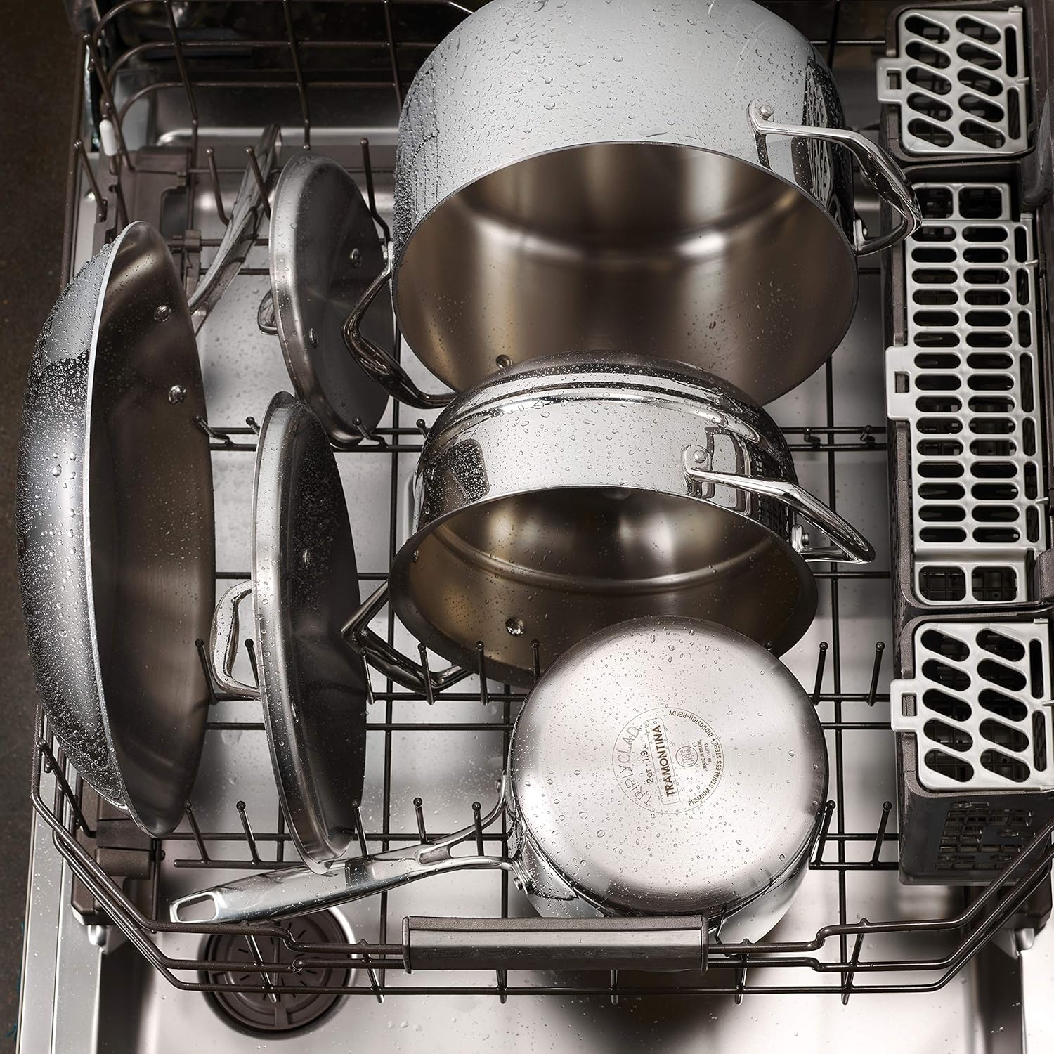Durable stainless steel saucepan with lid